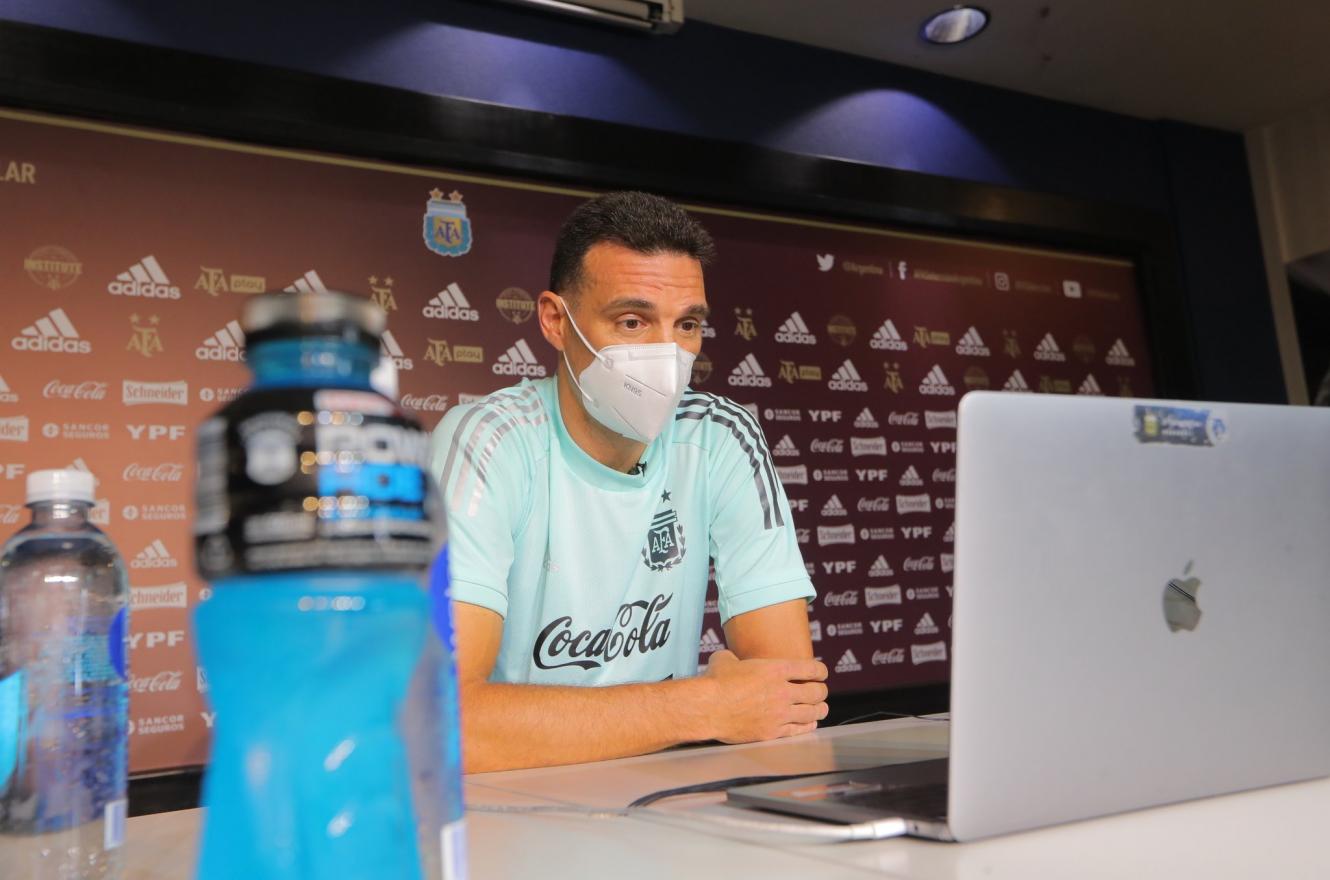 Scaloni no viajó tras dar positivo para Covid-19 y tendrá que dirigir el paranaense Ayala