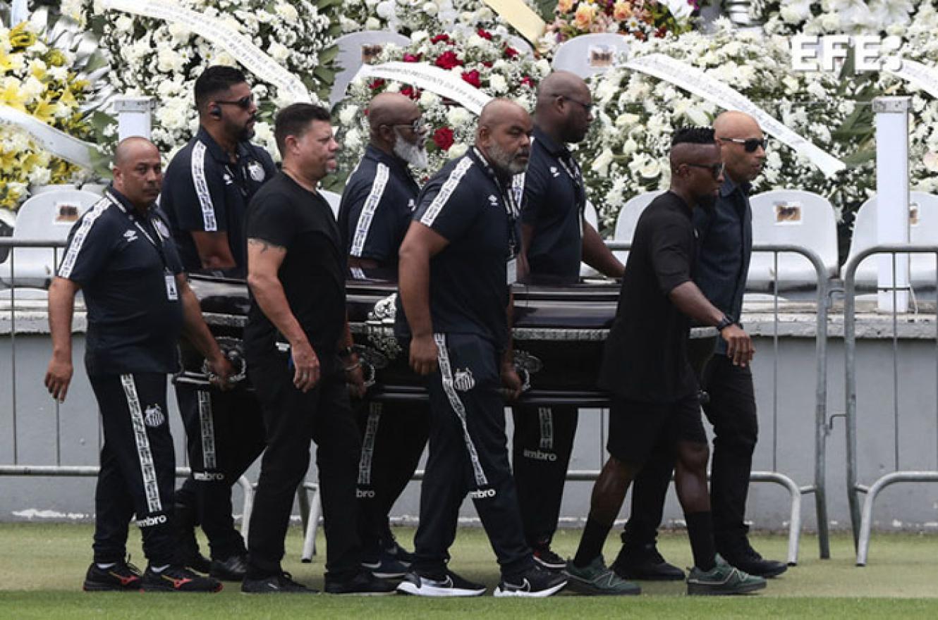 En el estadio del Santos le dan el último adiós a Pelé
