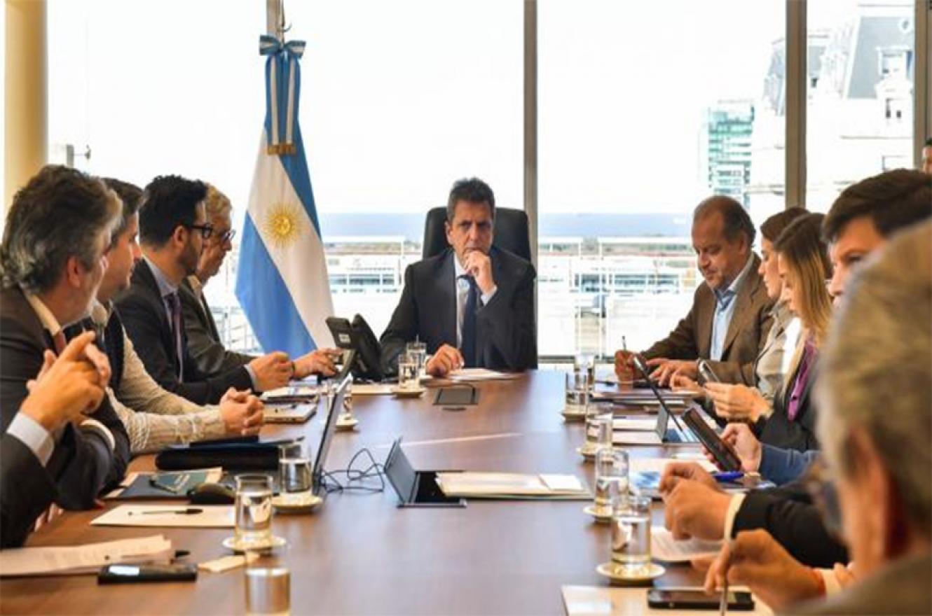 Una delegación del Ministerio de Economía viajará mañana a Washington con el objetivo de cerrar la negociación técnica con el FMI, para luego avanzar para el viernes con un nuevo acuerdo.