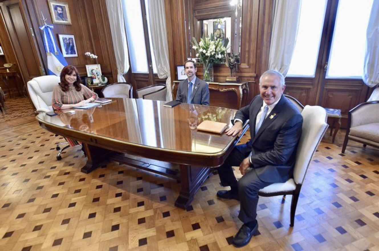 Cristina Kirchner le pidió apoyo al embajador de EE.UU. para recuperar fondos fugados