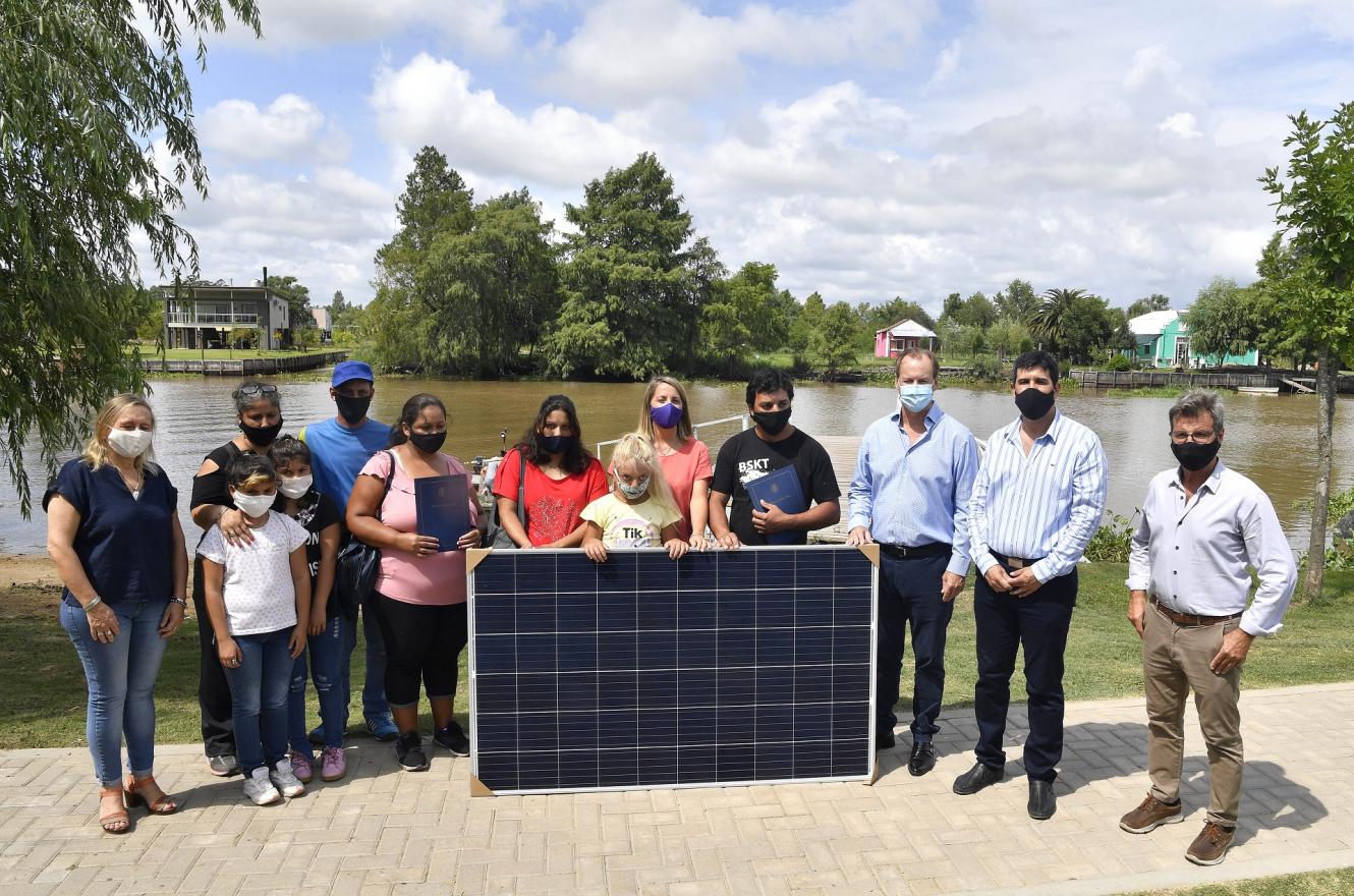 Entregaron equipos solares a familias isleñas