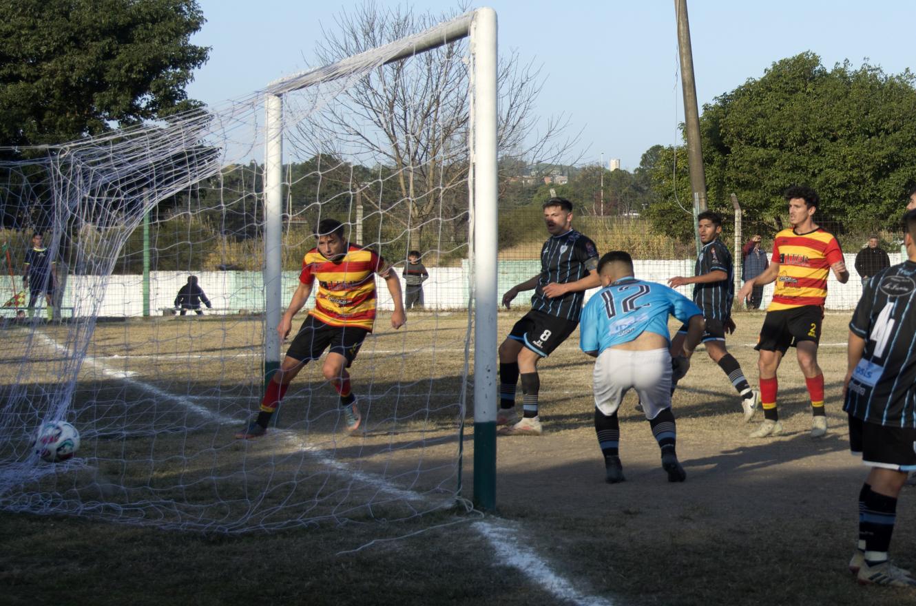 Fútbol: Neuquén goleó a Peñarol en un partido pendiente de la Liga Paranaense