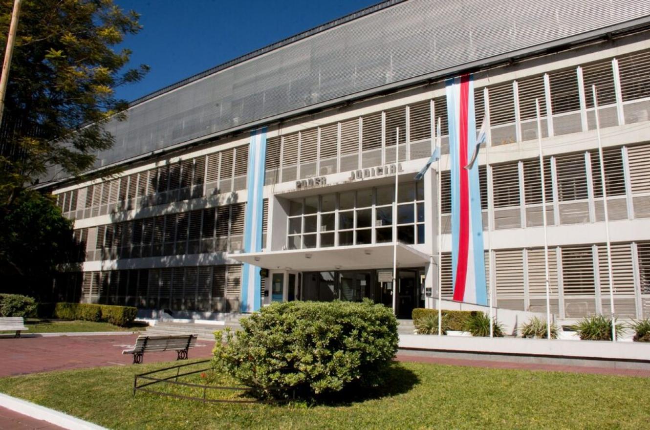 Una mujer fue declarada culpable este viernes por un jurado popular que la juzgó por el delito de Corrupción de menores reiterada, agravada, abuso sexual gravemente ultrajante. 