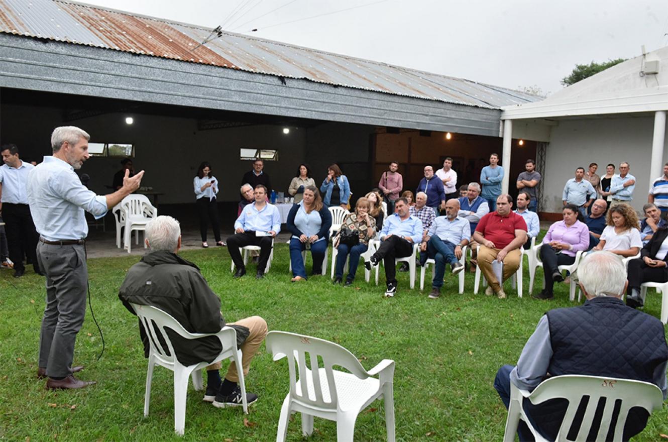 El gobernador entregó aportes por 400 millones de pesos a 150 productores agropecuarios y a 14 frigoríficos.