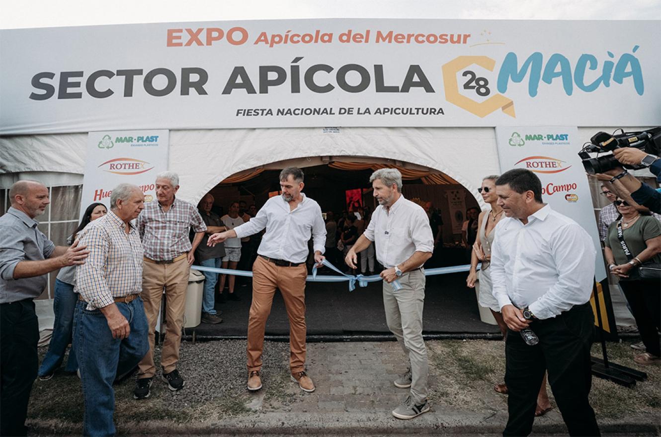El gobernador Rogelio Frigerio participó de la inauguración en Maciá de la 28ª Fiesta Nacional de la Apicultura y Expo Apícola del Mercosur. Destacó a la actividad como un potencial para el crecimiento productivo de la Provincia.