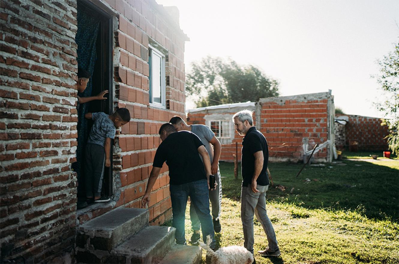 El gobernador Rogelio Frigerio recorrió el Barrio El Pueblito de Rosario del Tala que fue afectado por la inundación.