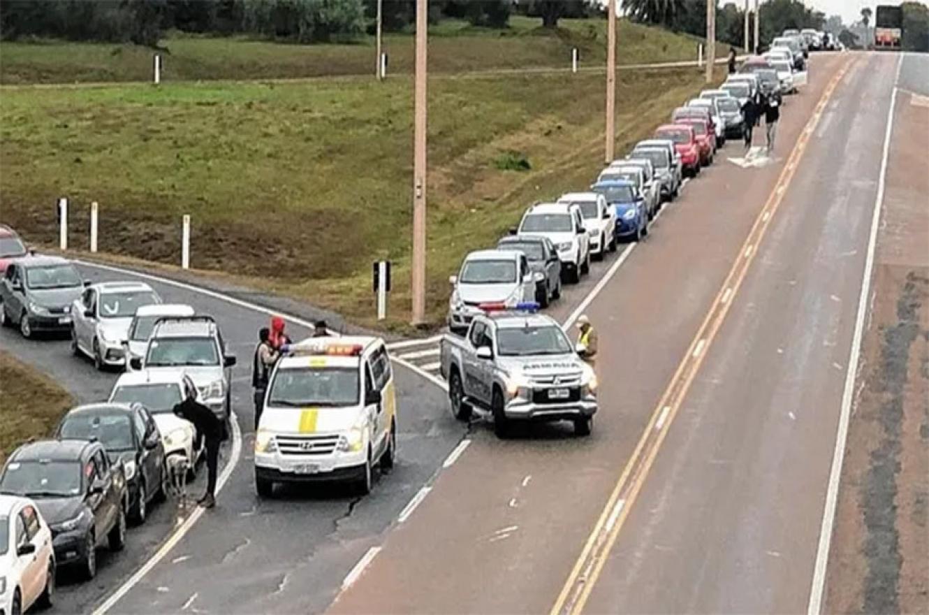 Ayer se inició el fin de semana largo en Uruguay. Y los orientales eligieron a la Argentina. Hay largas colas en los ingresos en los puentes.