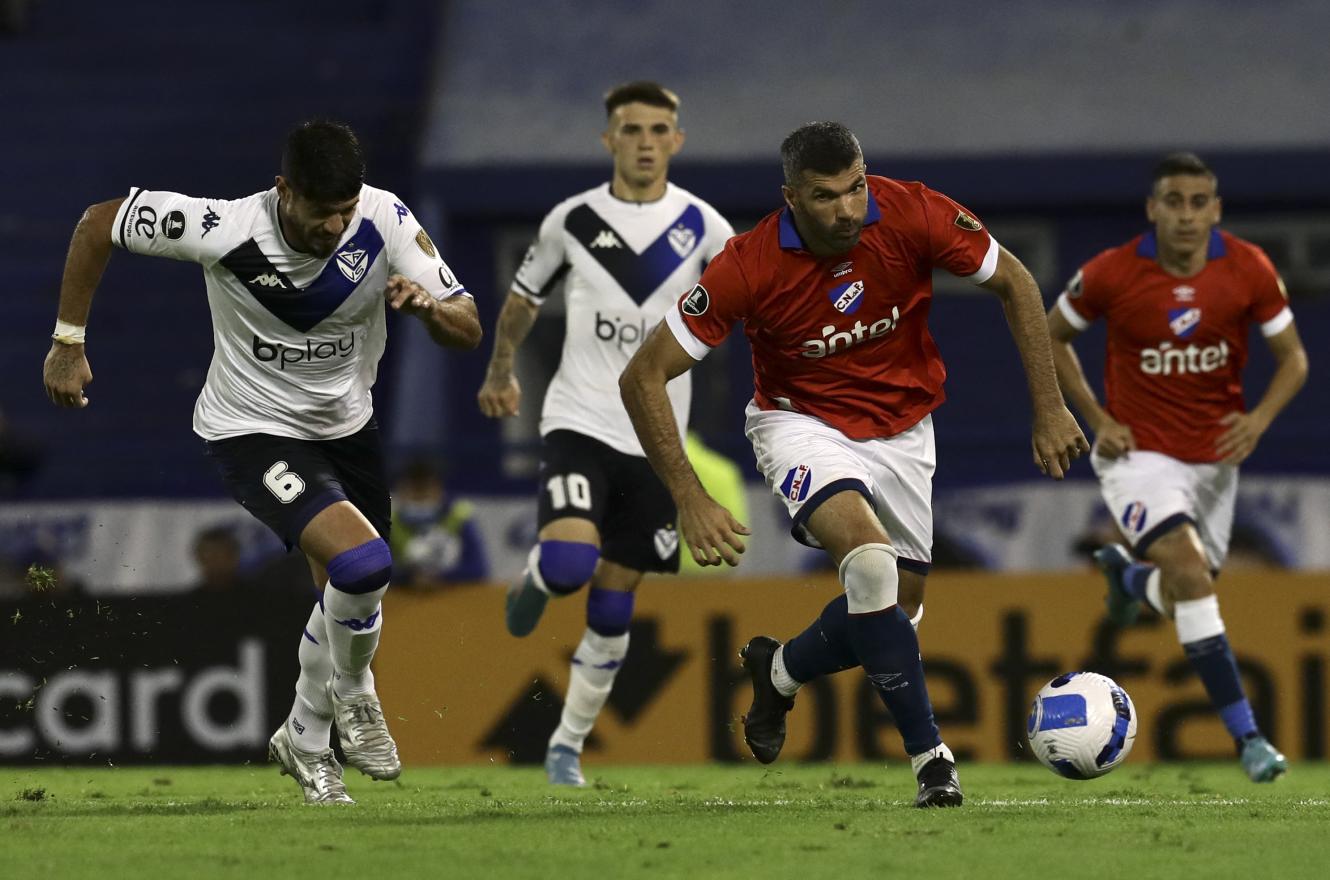 En Liniers, Vélez cayó con Nacional y quedó en soledad en el fondo del Grupo C