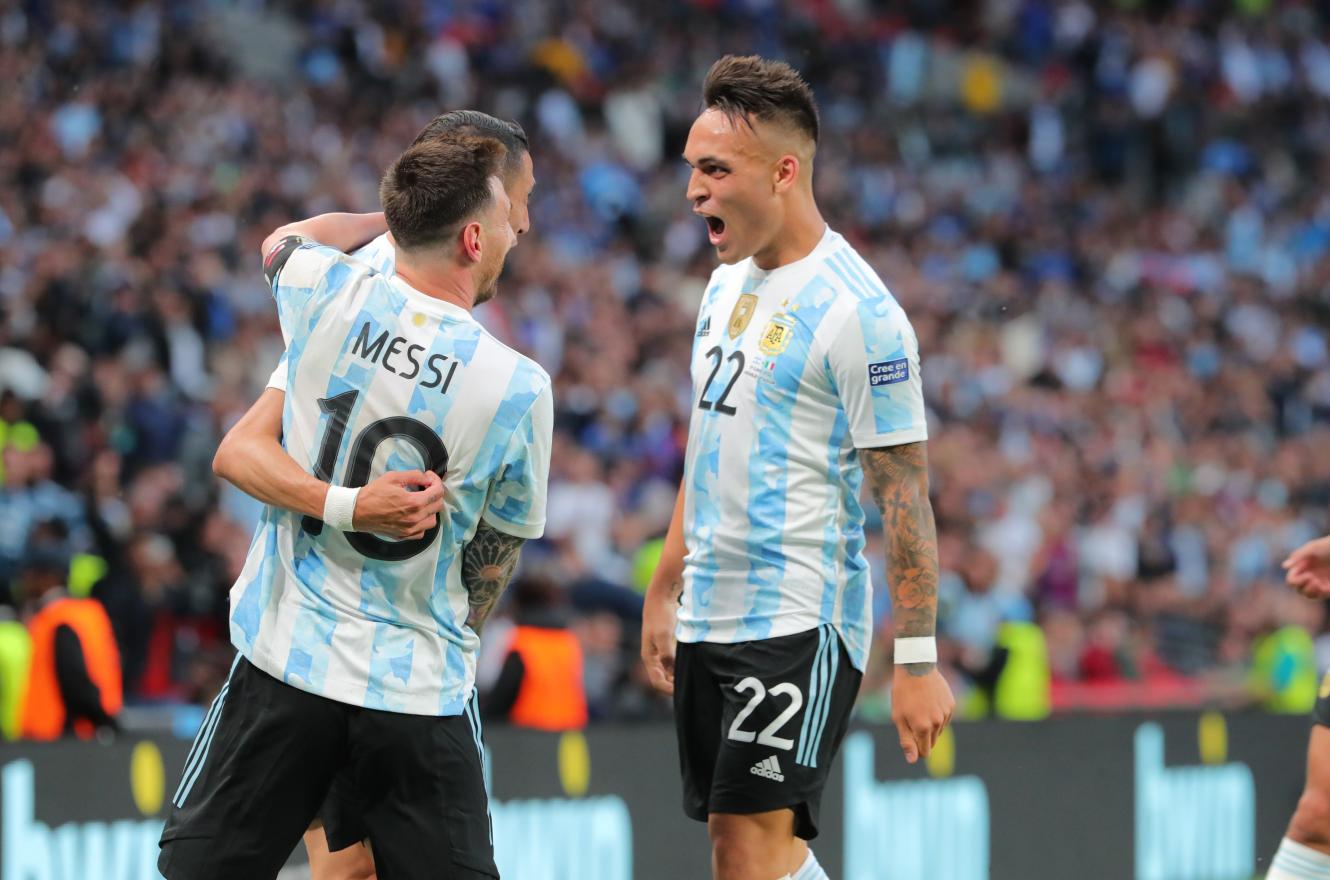 Fútbol: Argentina venció a Italia por demolición y levantó la copa en la Finalíssima