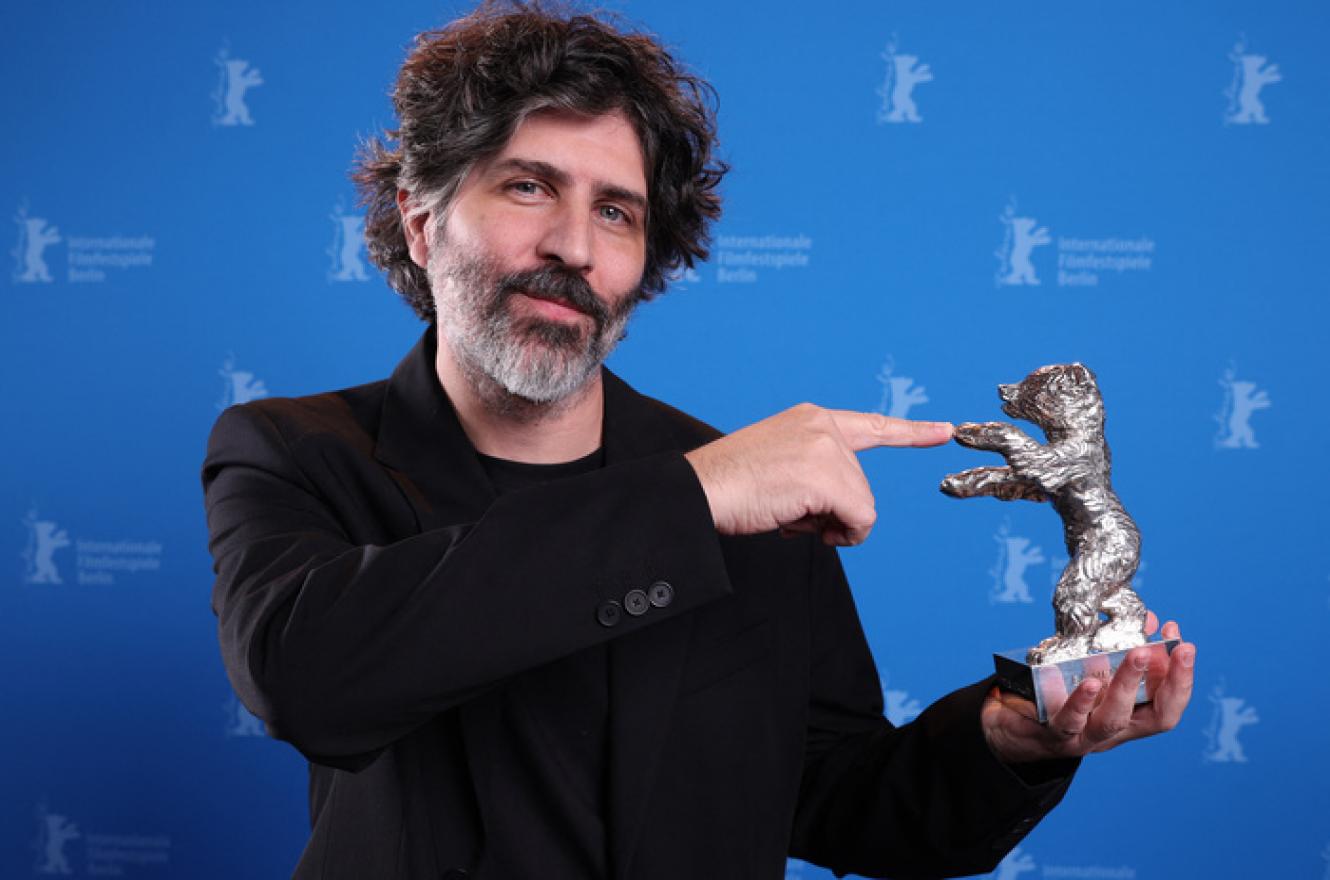 El director argentino Iván Fund con el Oso de Plata de la Berlinale.