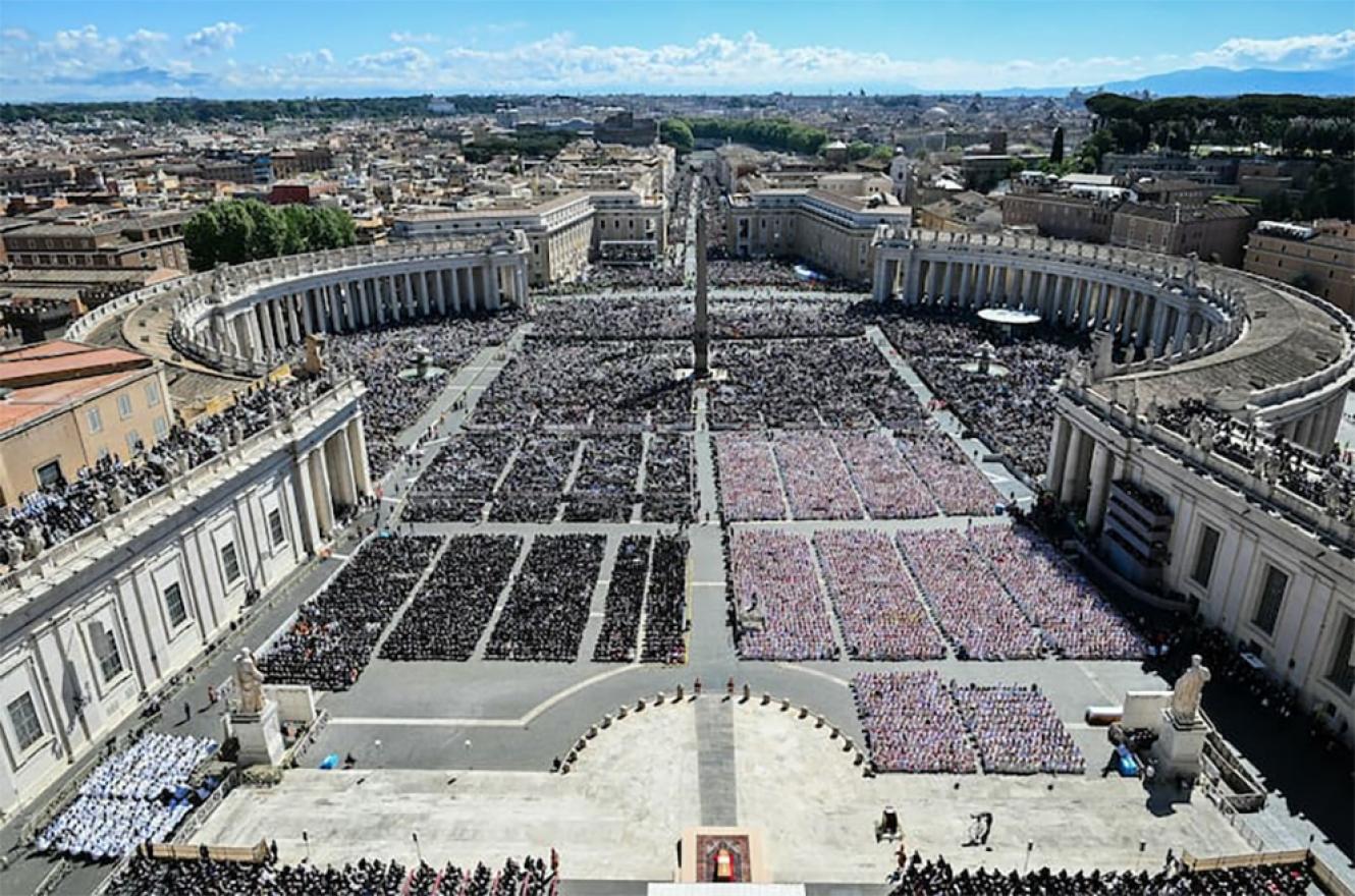 La imagen captada desde la Basílica de San Pedro muestra una vista general del ataúd del difunto Papa Francisco durante la ceremonia fúnebre en la Plaza de San Pedro.