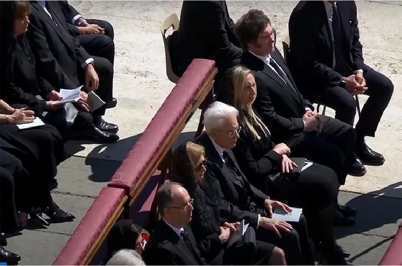 Javier Milei, junto a su hermana Karina, en la Plaza de San Pedro en el funeral del papa Francisco.