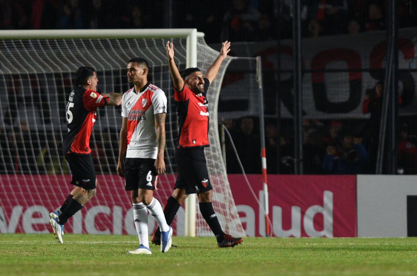 Con gol de “Wanchope” Ábila, Colón le ganó a River en el “Cementerio de los Elefantes”