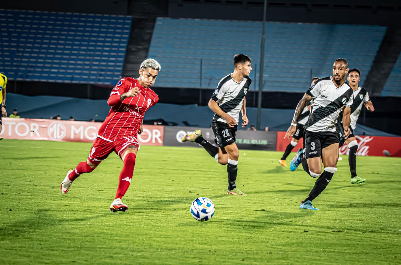 Copa Sudamericana: Huracán perdió con Danubio, pero depende de sí mismo