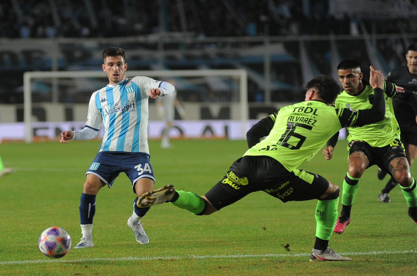 Fútbol: Racing no supo liquidarlo y empató ante Barracas en el “Cilindro” Avellaneda