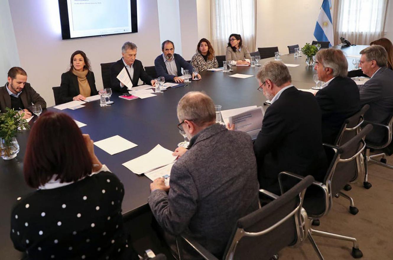 El Presidente Mauricio Macri se reunió ayer con parte de su gabinete para analizar la crisis económica y financiera.