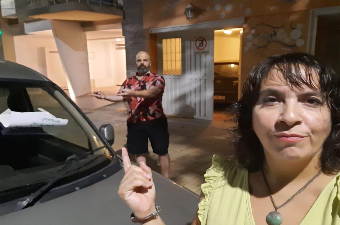 José Vicentín no pudo sacar su auto del garaje, por el mal estacionamiento de una camioneta en calle Feliciano. 