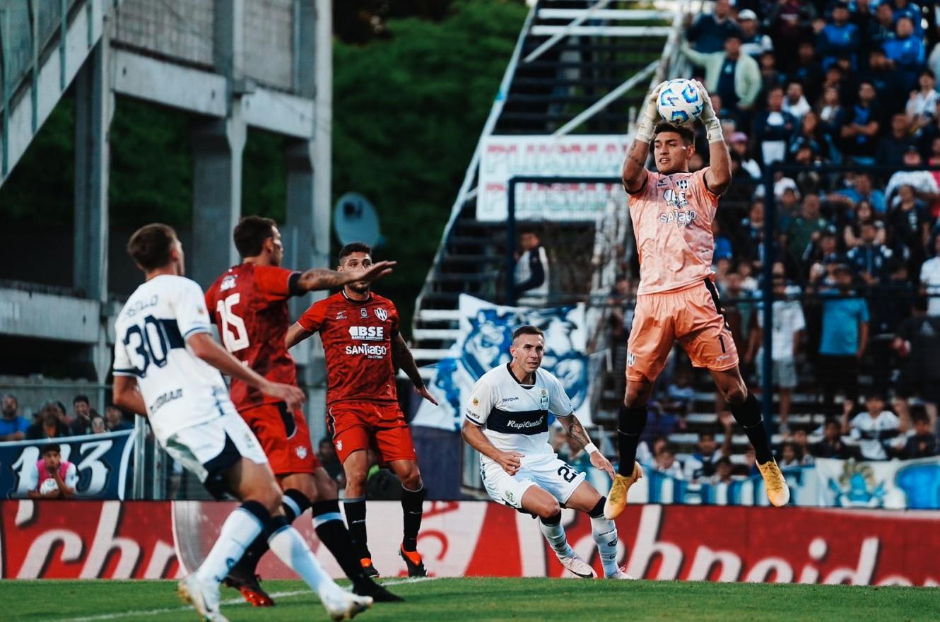 Gimnasia no pudo aprovechar la ventaja numérica y empató con Central Córdoba
