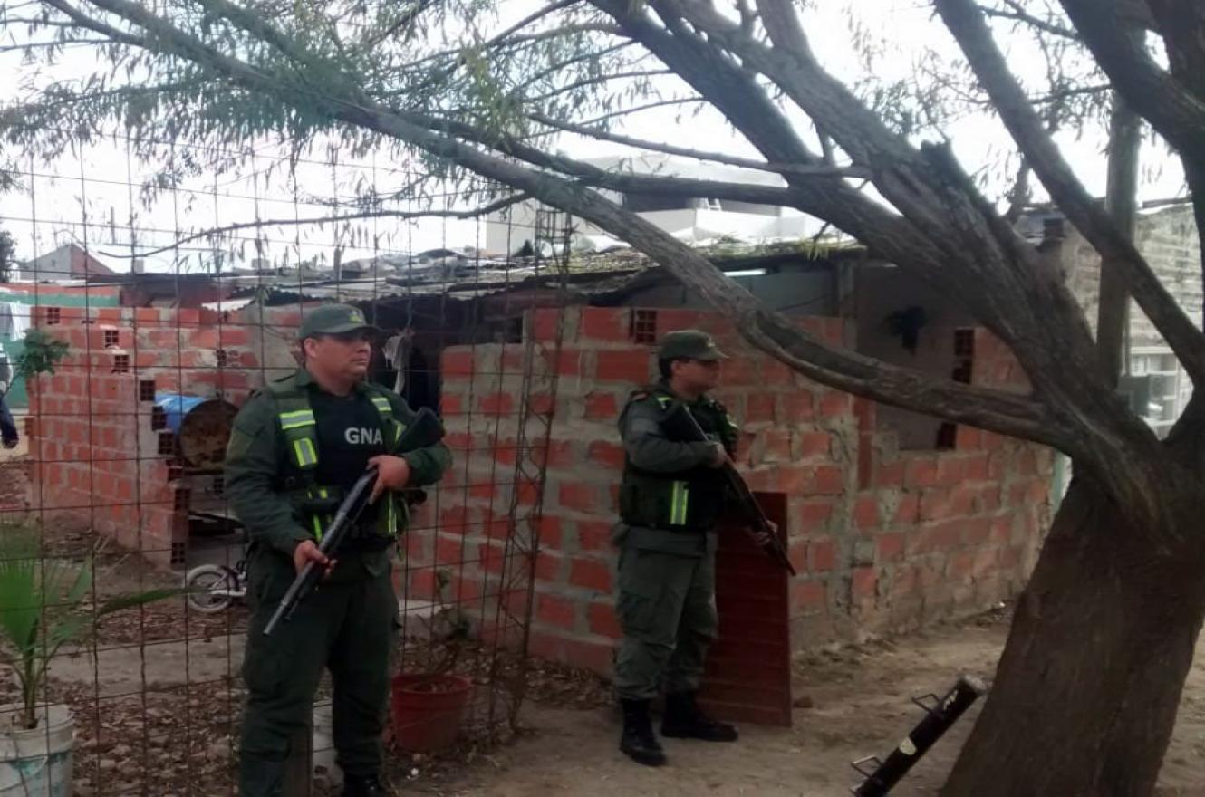 Personal de gendarmería realizó el allanamiento en Paraná. Un hombre y una mujer quedaron detenidos.