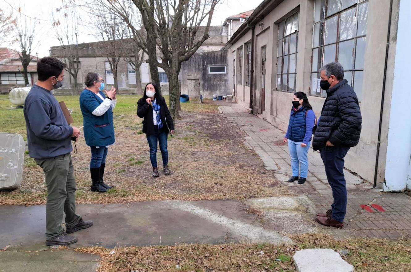 Trabajan para construir un sector de acopio de oxígeno en el hospital de Urdinarrain