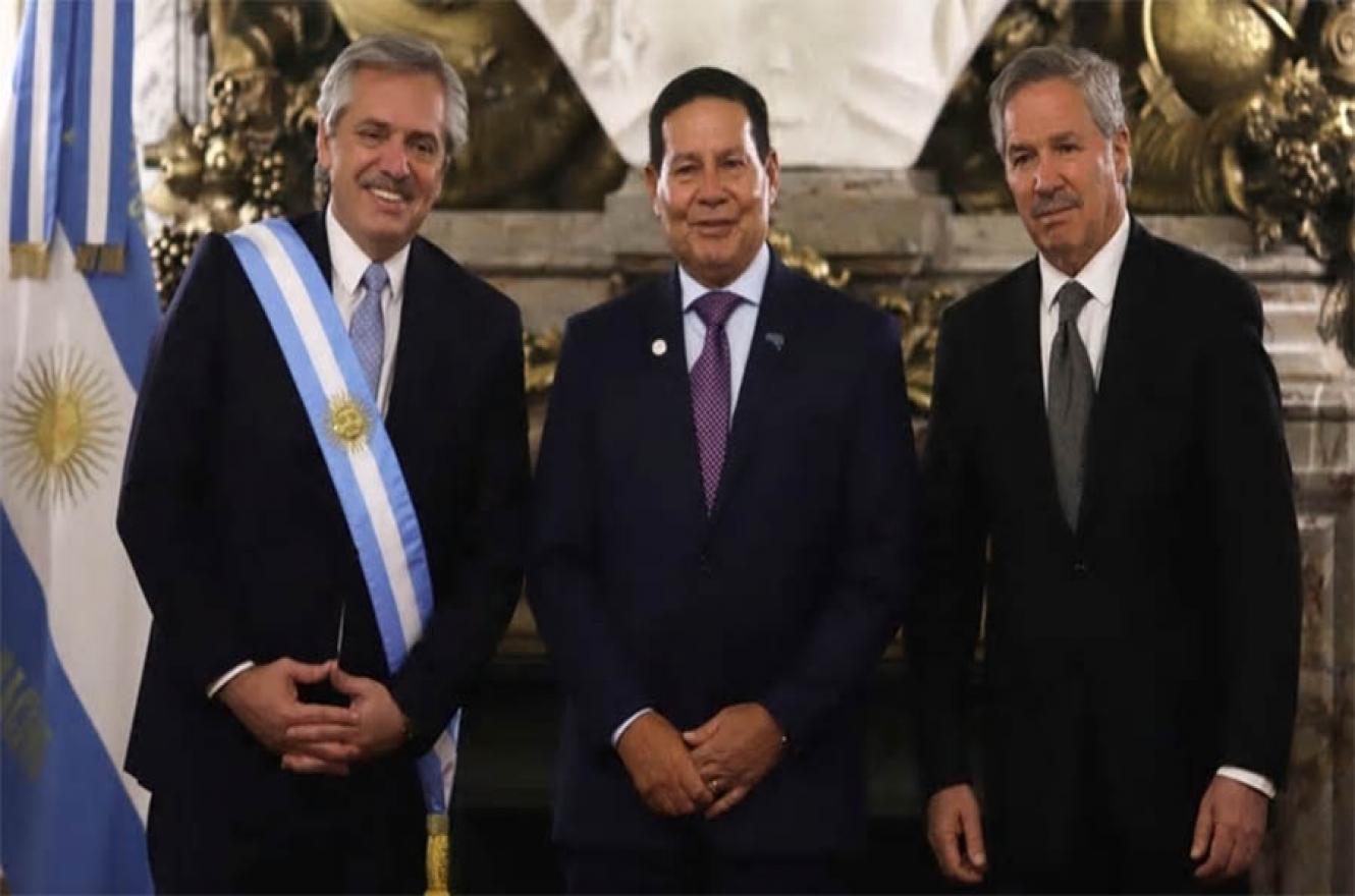Alberto Fernández, Hamilton Mourao, vicepresidente de Brasil y el canciller Felipe Solá en la ceremonia de asunción en la Casa Rosada.