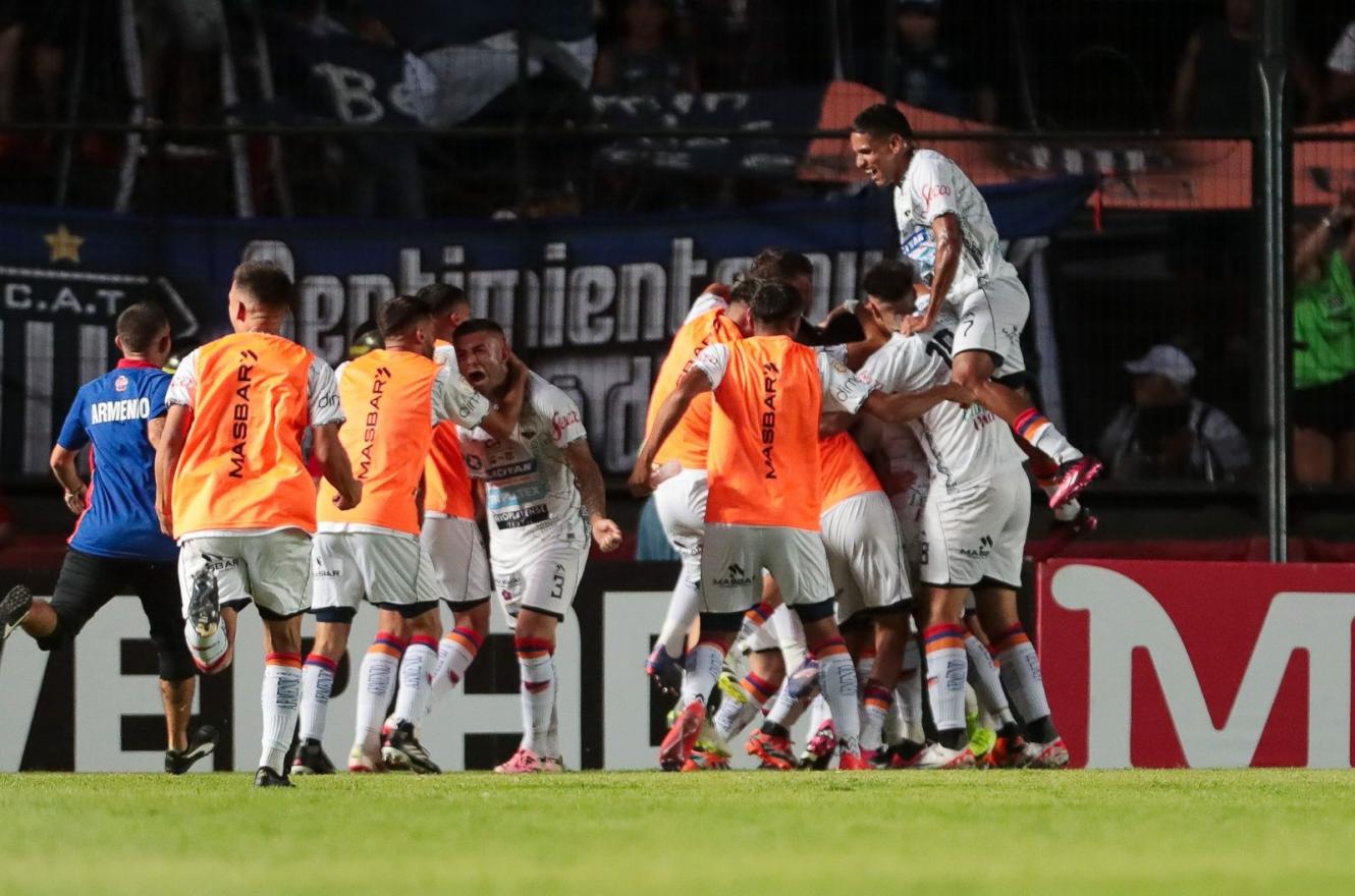 Deportivo Armenio sorprendió a Talleres de Córdoba y lo sacó de la Copa Argentina