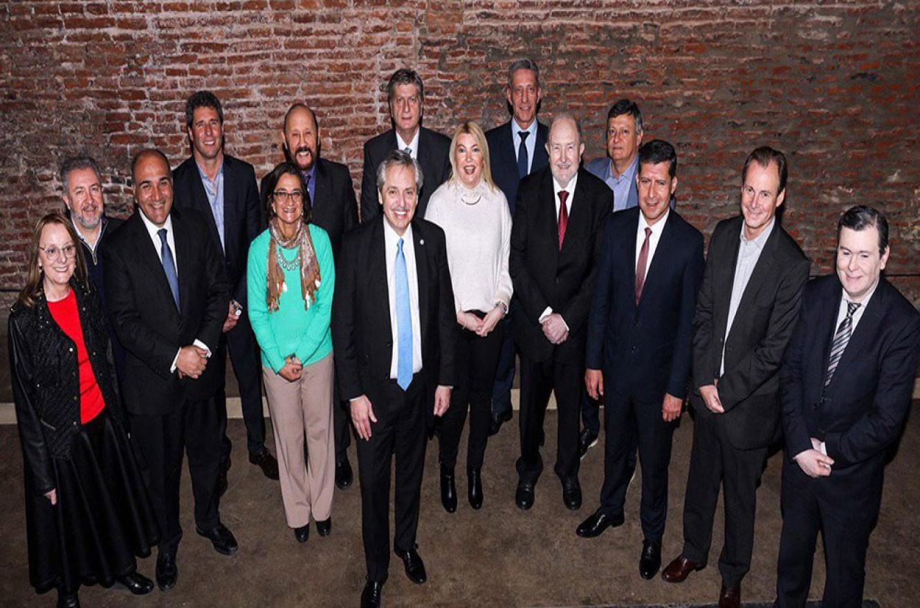 Alberto Fernández junto a una docena de gobernadores.