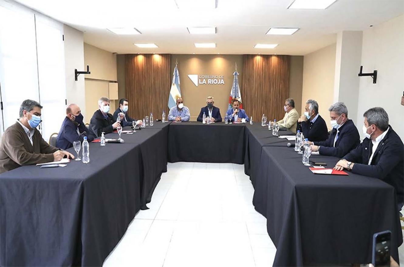 La reunión se realiza en una de las residencias de la gobernación de La Rioja, ubicada a unos 20 minutos de la capital provincial. Gustavo Bordet participa de manera virtual.