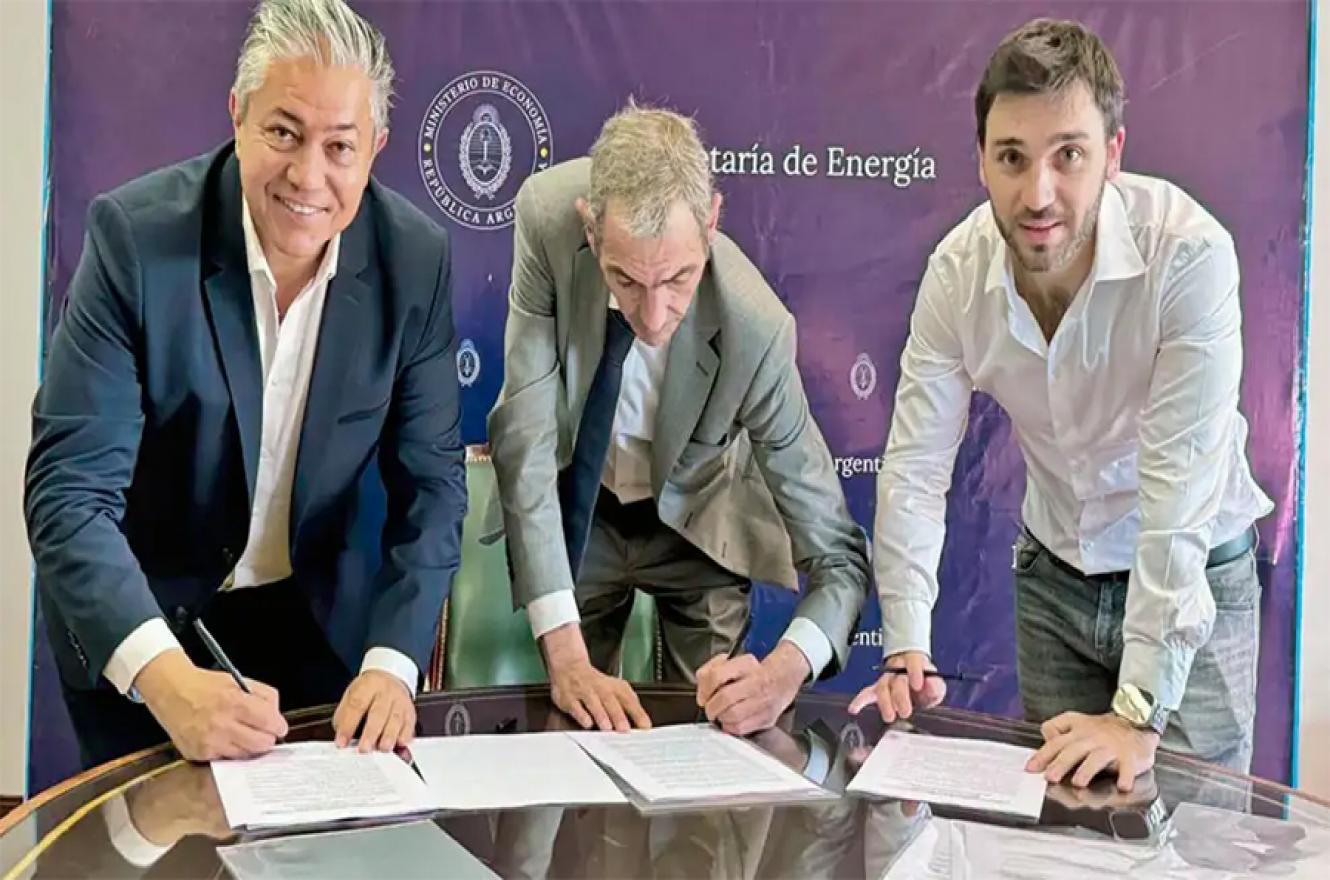 Los gobernadores de Neuquén Rolando Figueroa y de Chubut, Ignacio Agustín “Nacho” Torres, con el secretario de Energía Eduardo Rodríguez Chirillo.