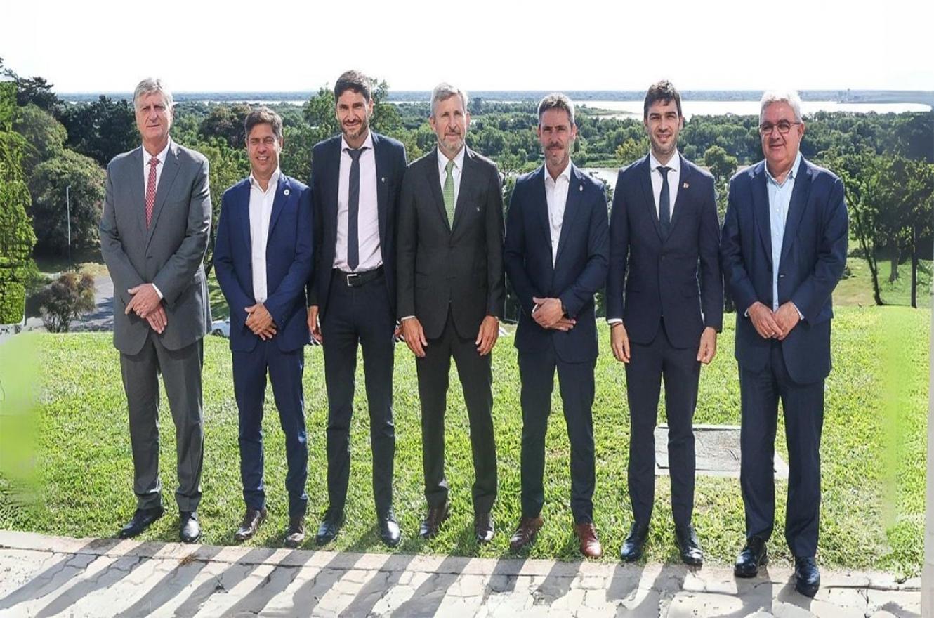 En mayo se reunieron en Paraná seis gobernadores: Rogelio Frigerio, de Entre Ríos; Maximiliano Pullaro (Santa Fe); Raúl Jalil (Catamarca); Axel Kicillof (Buenos Aires); Ignacio Torres (Chubut) y Sergio Raúl Ziliotto (La Pampa). Ahora volverán a hacerlo durante esta semana en el Consejo Federal de Inversiones (CFI).