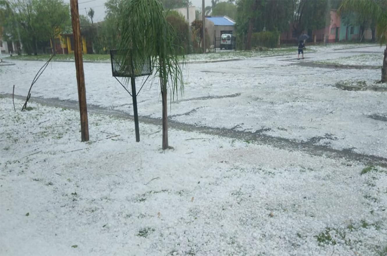 Santa Elena quedó cubierta de blanco a raíz del intenso granizo que sorprendió hoy por la mañana.