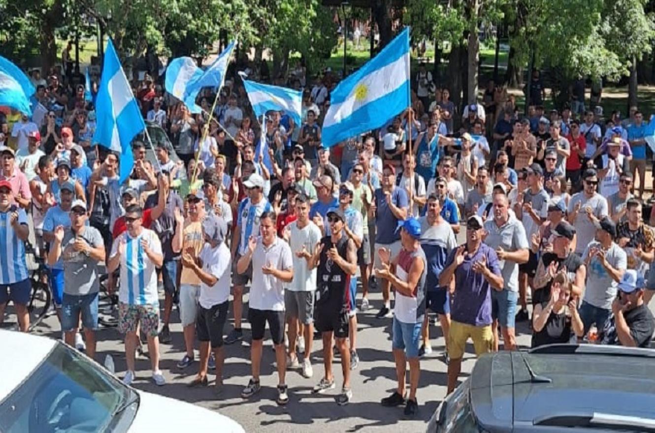 Vecinos y familiares acompañaron a los trabajadores de Granja Tres Arroyos, en la manifestación por el conflicto salarial y laboral en las calles de Concepción del Uruguay.