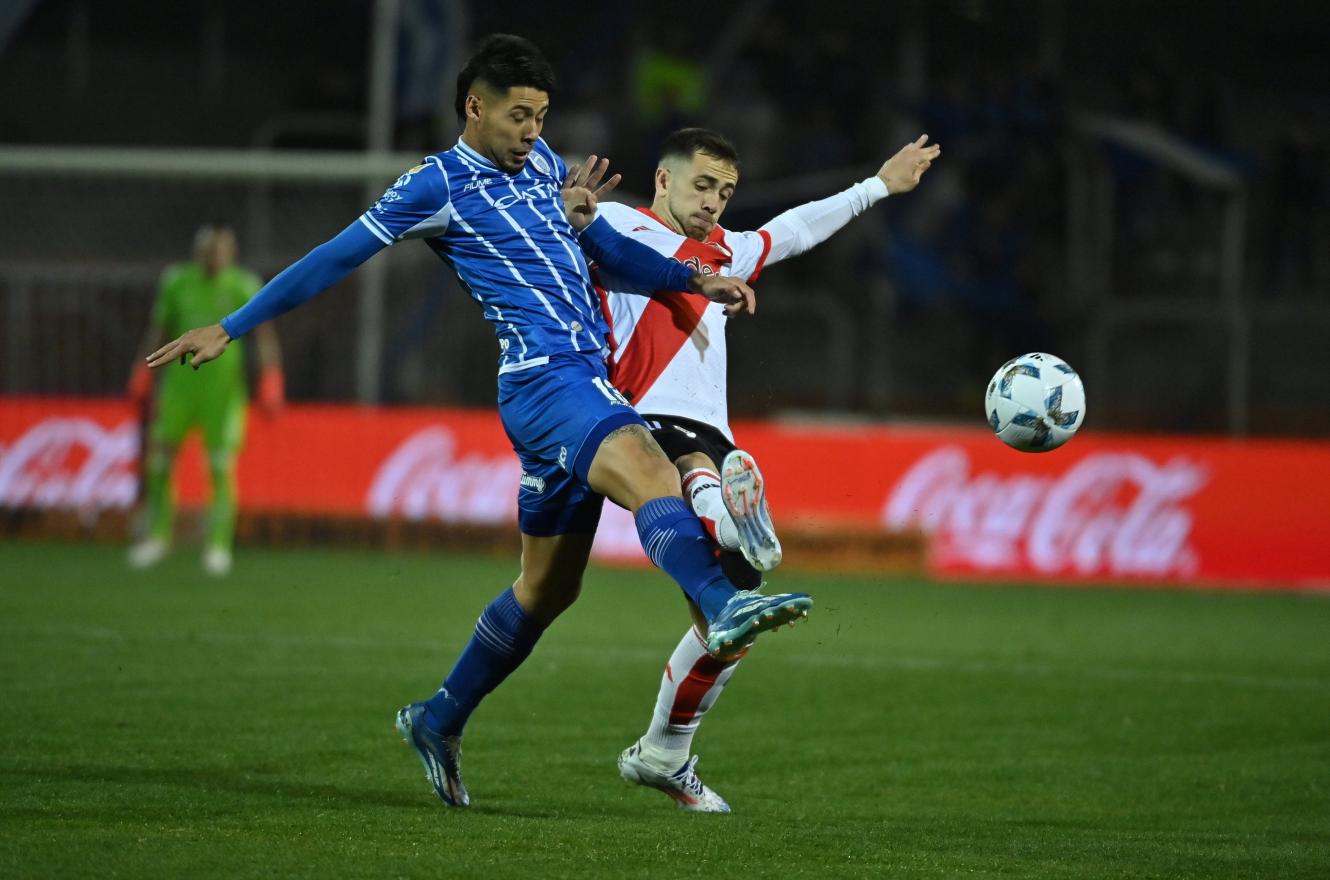 Fútbol: Godoy Cruz lo dio vuelta ante River, que se fue silbado de Mendoza