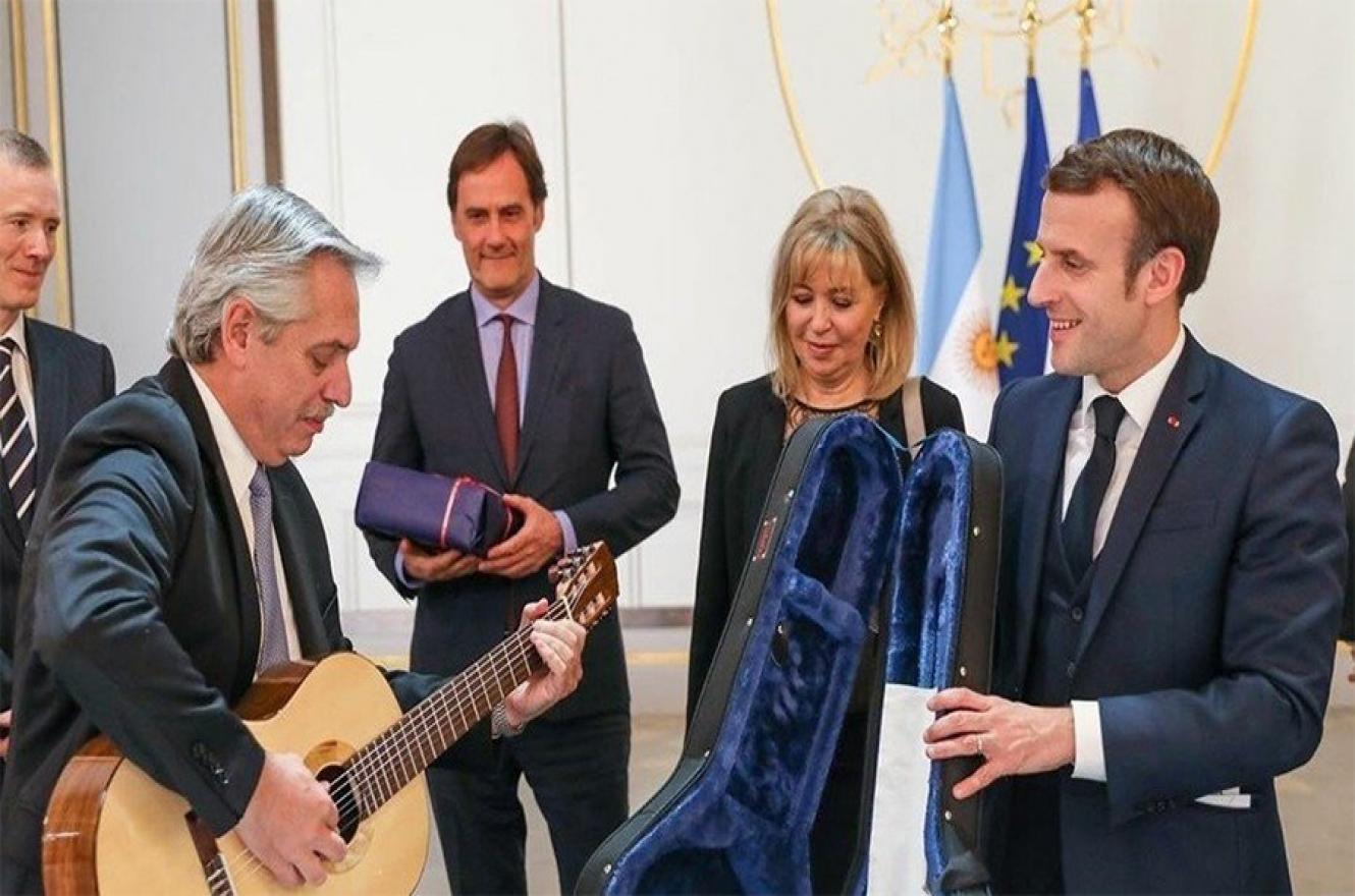 Al país le haría muchísimo mejor una buena foto de Macri con Cristina firmando acuerdos, más que una de Tío Alberto con Macron tocando la guitarra.