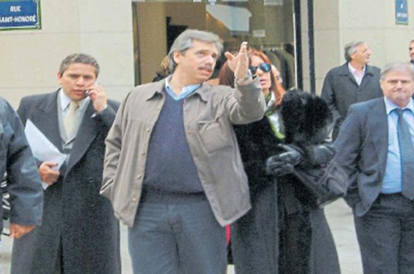 Fabián Gutiérrez, Aníbal Fernández, Cristina Fernández y  Néstor Kirchner al fondo