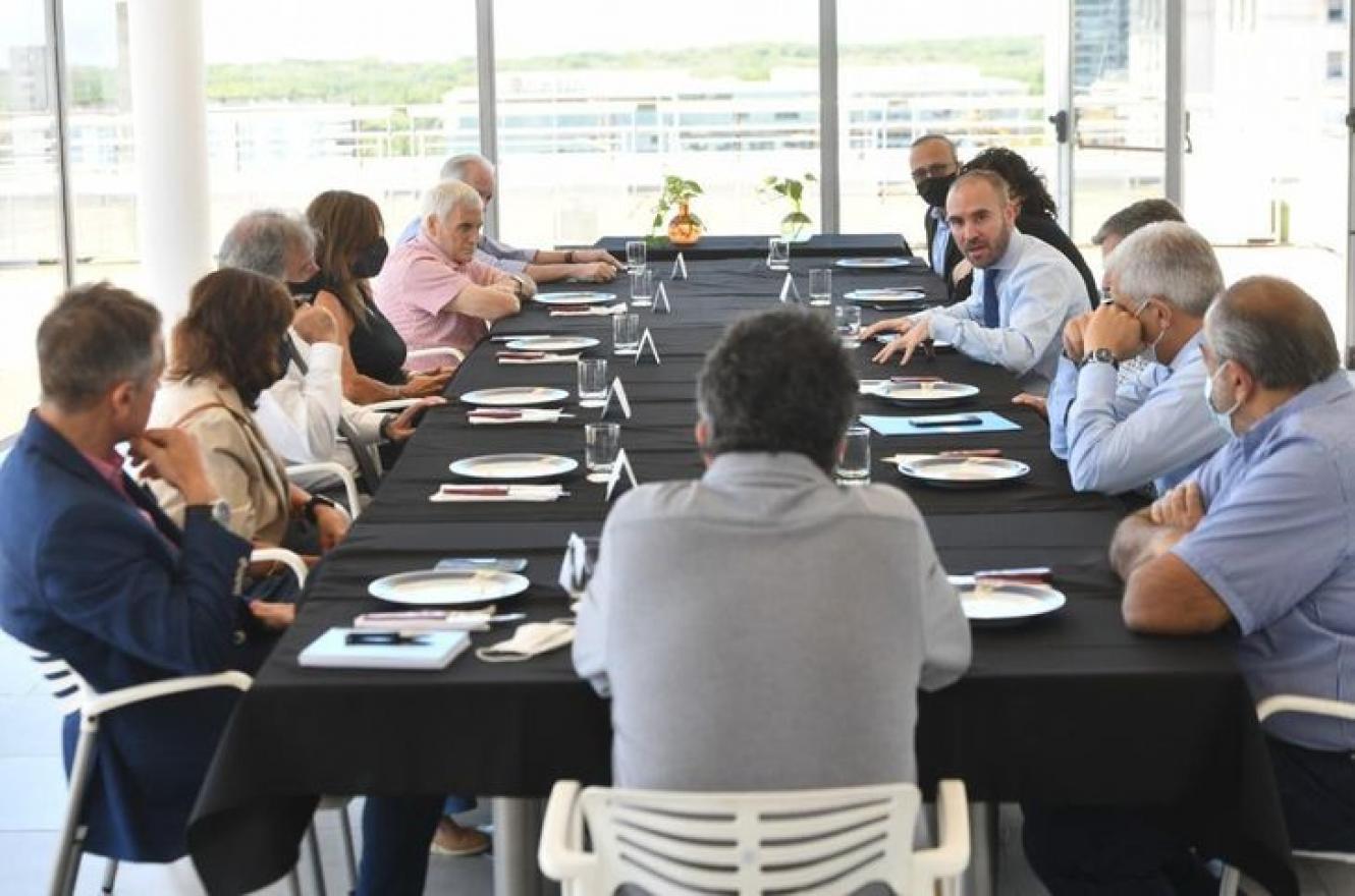 Guzmán analizó con sindicalistas y empresarios el acuerdo con el FMI