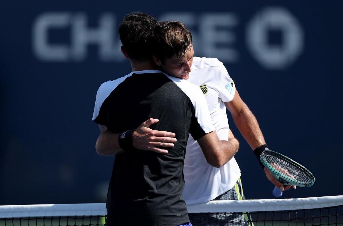 Tenis: Báez abandonó ante Griekspoor y Etcheverry le ganó a Cerúndolo en el US Open