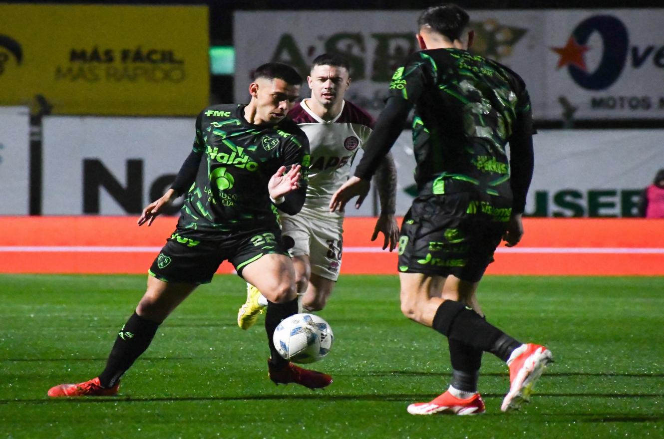 Fútbol: Sarmiento y Lanús no abrieron el marcador en el inicio de la 13ª fecha