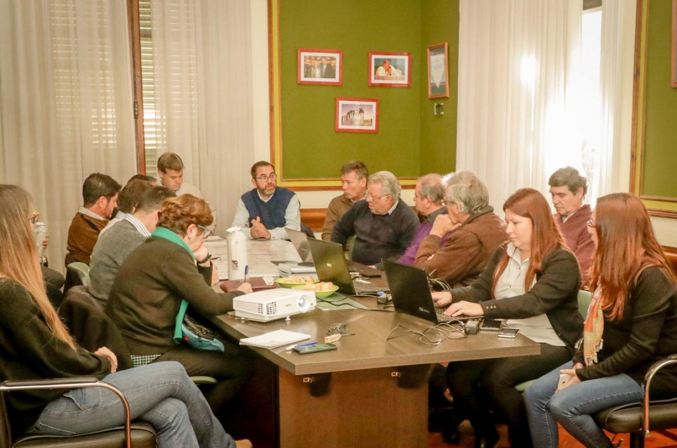 Imagen de archivo de la reunión de trabajo entre funcionarios de la Municipalidad de Gualeguaychú e Hidráulica provincial.