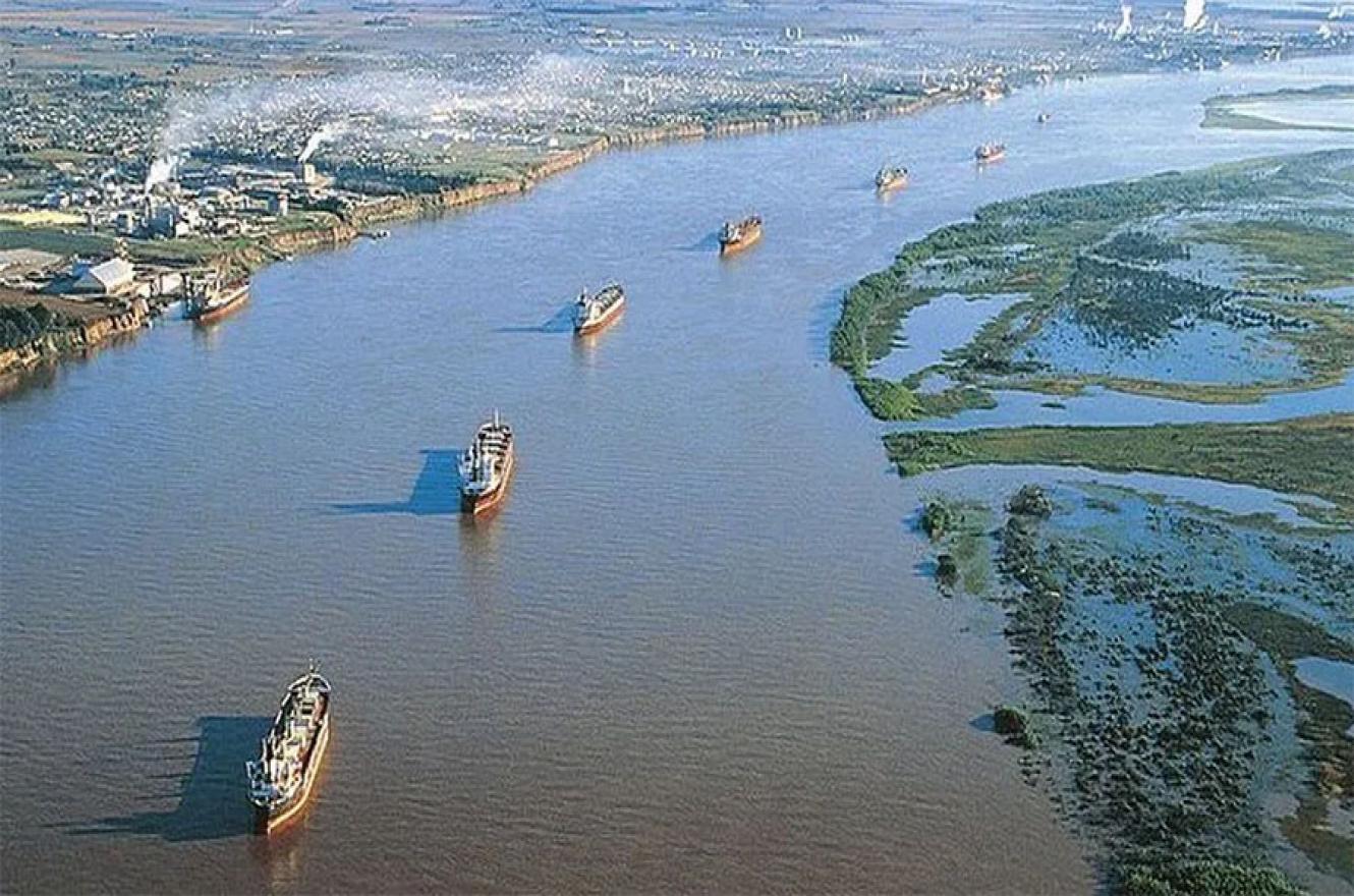 En la Argentina, la vía de navegación es gestionada por el Gobierno nacional junto a las provincias de Buenos Aires, Chaco, Corrientes, Entre Ríos, Formosa, Misiones y Santa Fe.