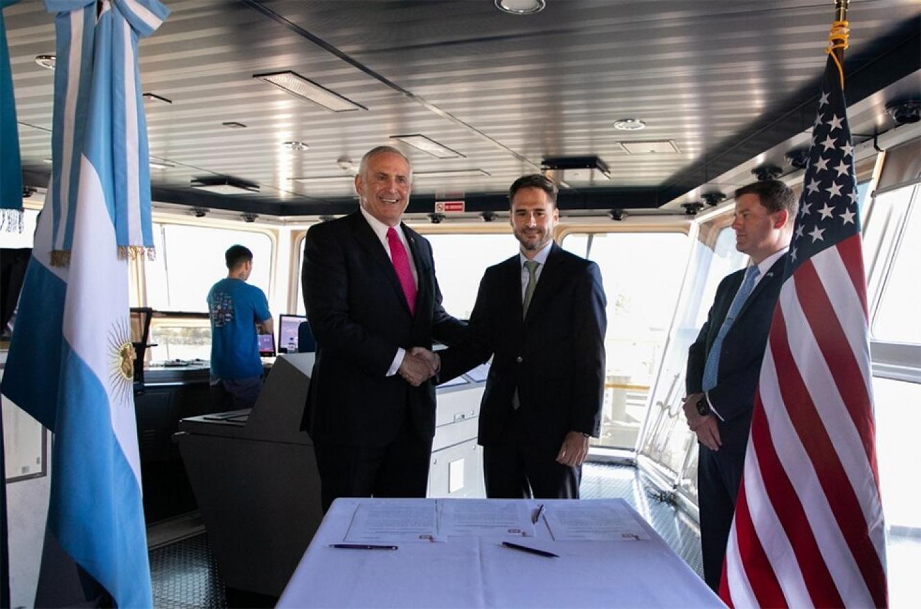 El embajador Marc Stanley (izq.) y el interventor de la Administración General de Puertos, Gastón Benvenuto, en la firma del convenio con el Ejército de Estados Unidos.