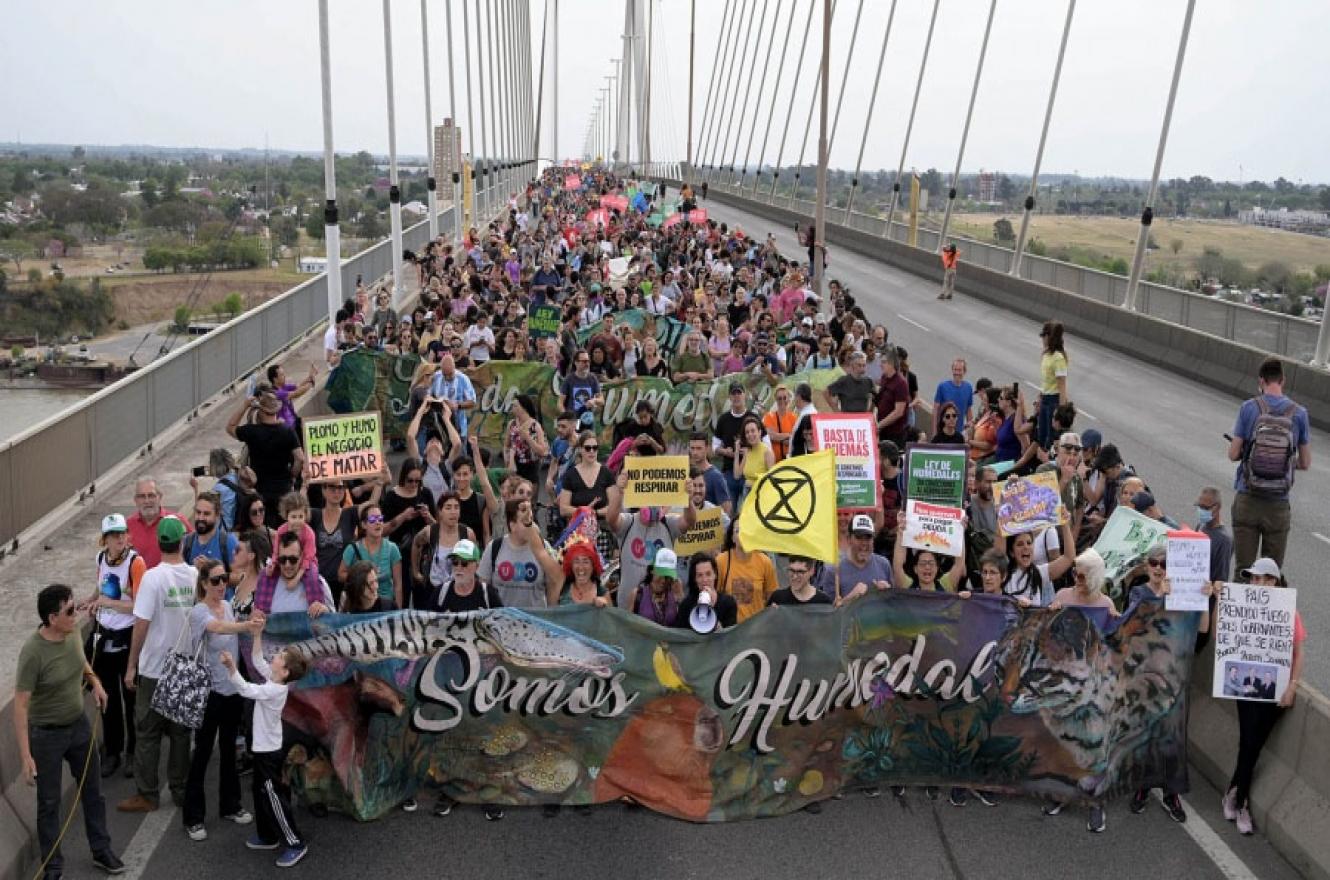 Organizaciones socioambientales y vecinos autoconvocados cortaron el tránsito en el puente Victoria-Rosario en reclamo de la Ley de Humedales y contra el ecocidio de los incendios en la zona del Delta.