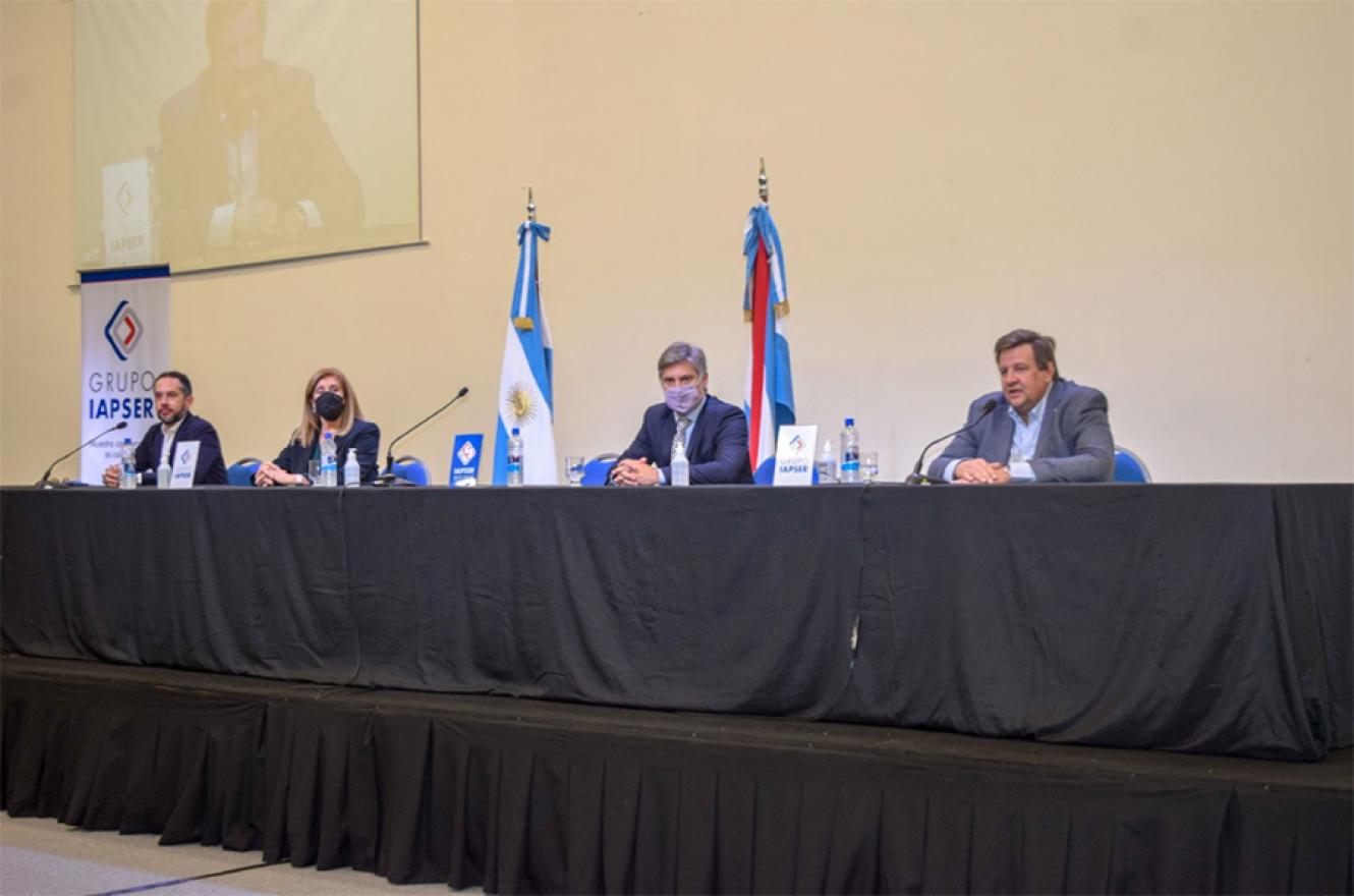 La apertura de sobres contó con la presencia de las autoridades del IAPSER Seguros, del Colegio de Arquitectos y de la ministra de Gobierno y Justicia, Rosario Romero.