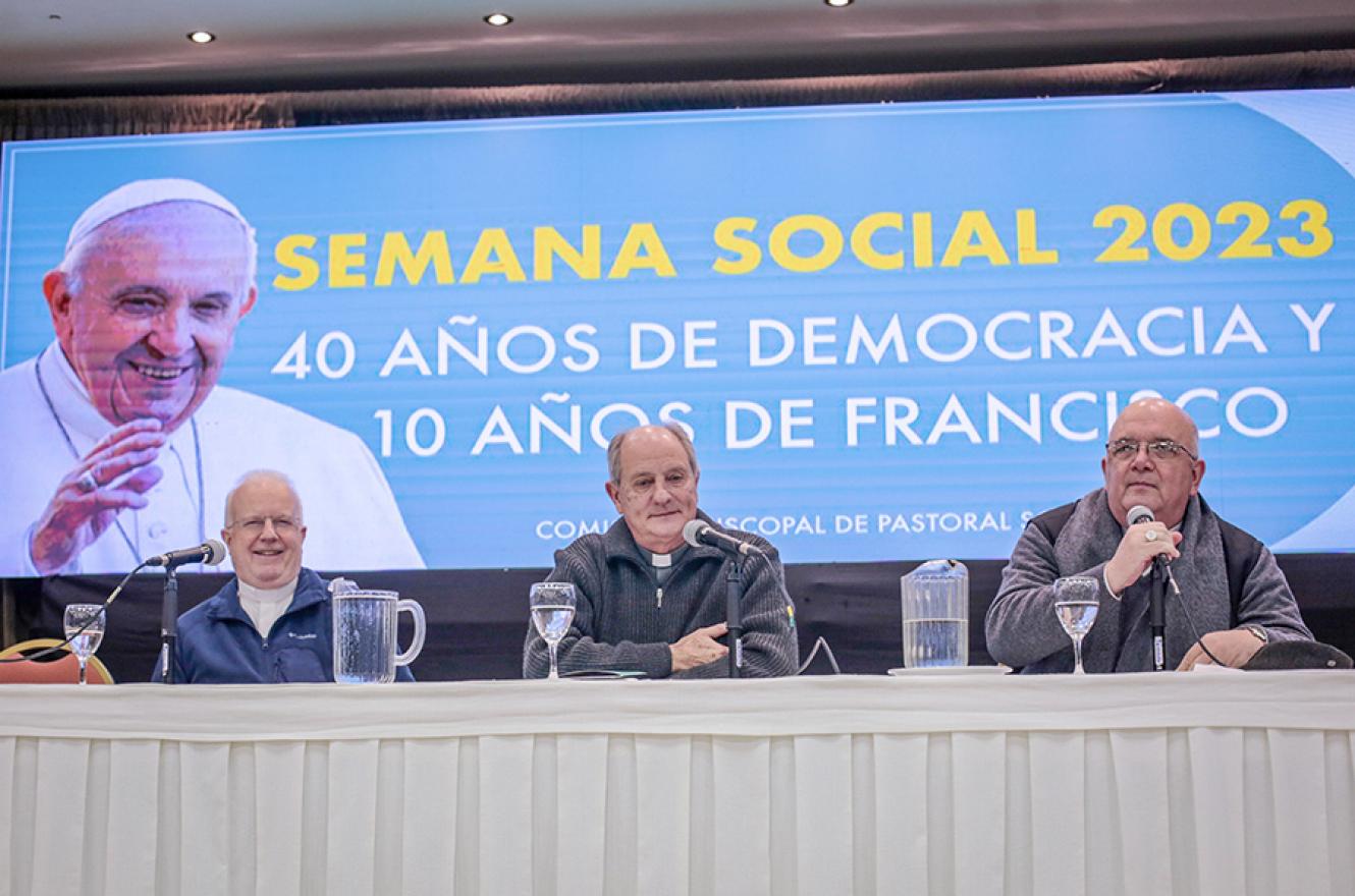 En la fotografía, monseñor Jorge Lugones (centro), y los obispos Pedro María Laxague (izquierda) y Ernesto Giobando (derecha). Los obispos pidieron consolidar la democracia afrontando sus deudas pendientes.
