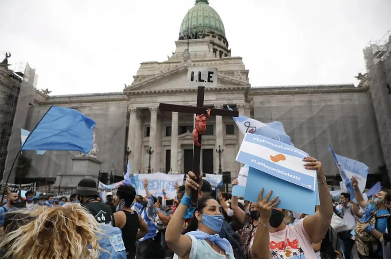 Los manifestantes que rechazan el proyecto oficial para legalizar el aborto se concentran en el Congreso, donde el debate comenzará el martes que viene.
