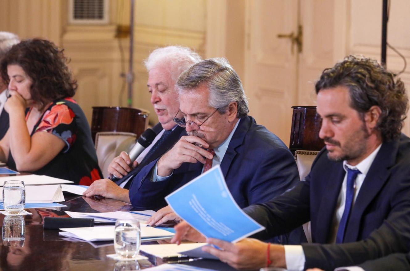 Fernández con ministros por coronavirus