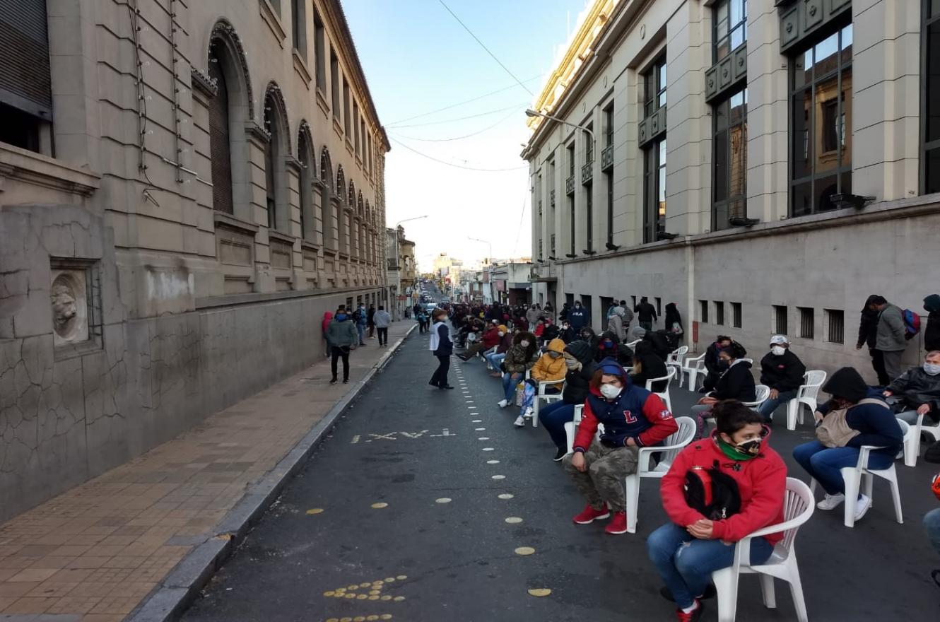 largas filas para cobrar IFE en Paraná (Foto: ANALISIS)