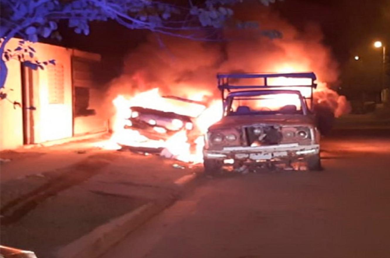 Incendiaron tres autos en Paraná