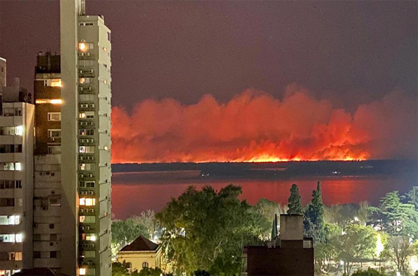 Imagen de archivo de los incendios en la zona de islas. Ahora, el ambiente se volvió irrespirable entre la noche del jueves y el mediodía del viernes por el humo proveniente de esos incendios.