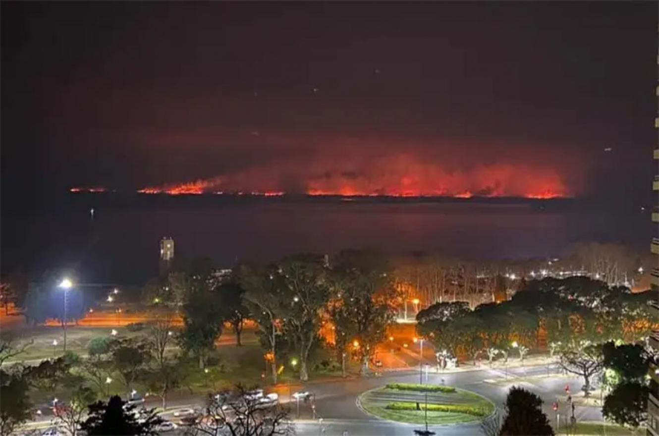 Imagen de archivo de los incendios en el Delta del Paraná vista desde Rosario. Los delitos pueden ser por las quemas en sí o por la contaminación ambiental.